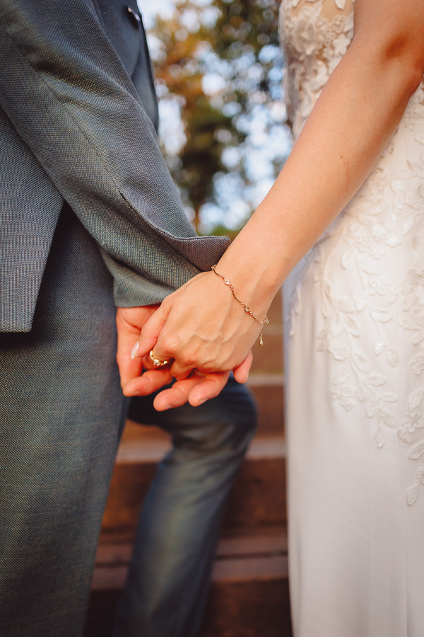 Les Mariés se tiennent la main - Séance portrait mariage