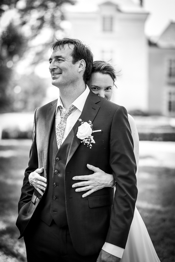 Couple de marié en séance de photos de couple - Photographe mariage