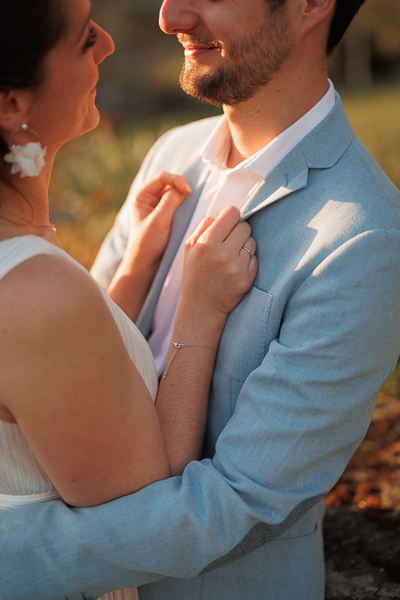 Photographie d'une mariée avec le marié - Séance photos de couple Photographe - Mariage Vendée