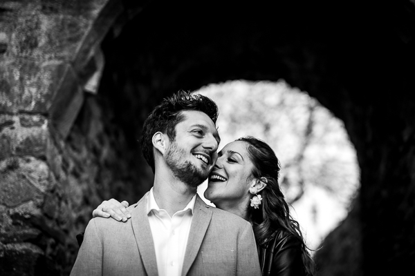 Un couple de mariés rie pour la séance de photos de couple en Vendée, photographe mariage