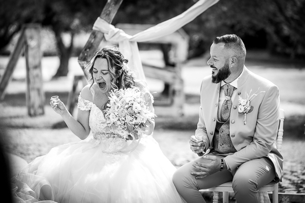 La mariée crie lors d'une cérémonie laïque au château de la Corbe, photographe de mariage en Vendée
