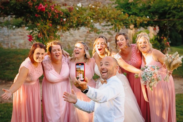 Bonne humeur en photos de groupe en tenues de soirée, mariage au château de la Corbe en Vendée