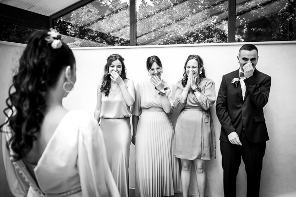 Demoiselles d'honneur et garçon d'honneur découvrent la mariée avec émotion - Préparatifs mariage Vendée - Photographe