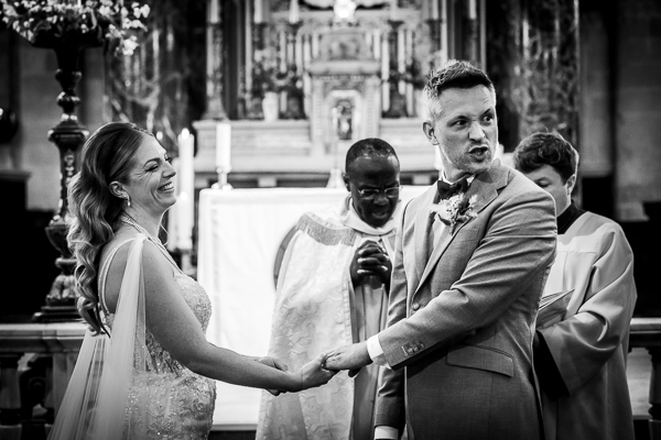 Photographie d'un photographe qui montre comment réussir des photos de couple lors d'une séance de photo de couple en Vendée