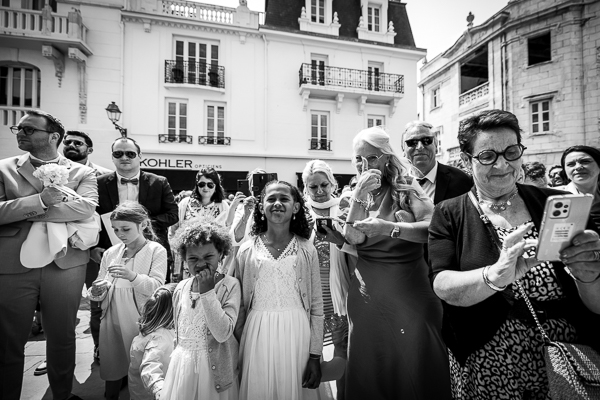 Reportage de photographe de mariage en sortie de cérémonie