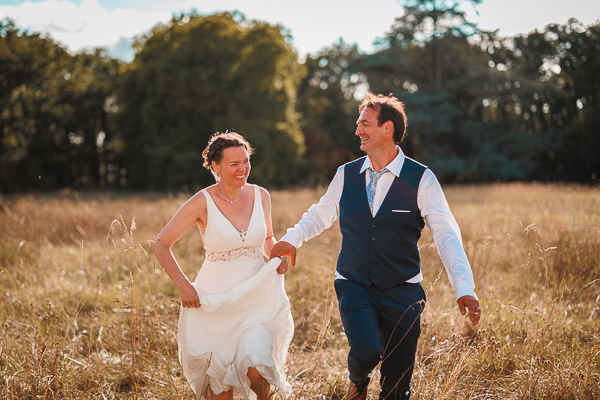 Les mariés courent - Séance couple photos de mariage - Photographe