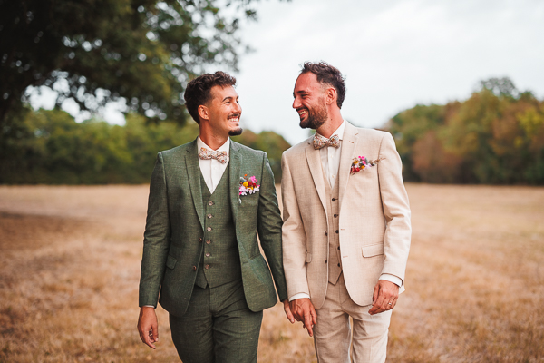 Couple de mariés qu marche - Portraits de mariage