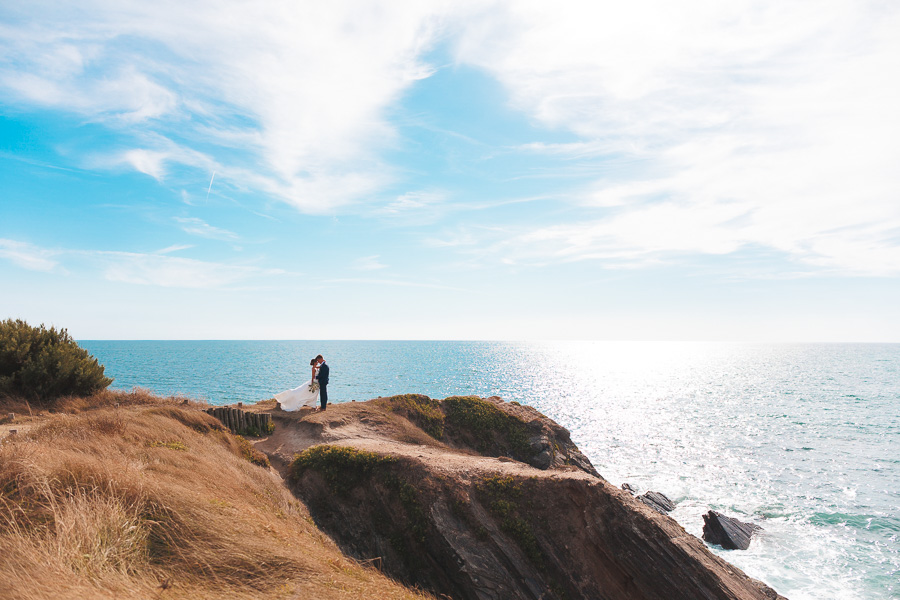 Les mariés en séance photos de couple sur la plage - Photographe de mariage en Vendée