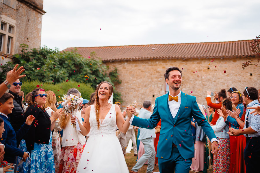 Les mariés lors de la cérémonie laïque au château de la Cressonnière lors d'un mariage en Vendée - Photographe