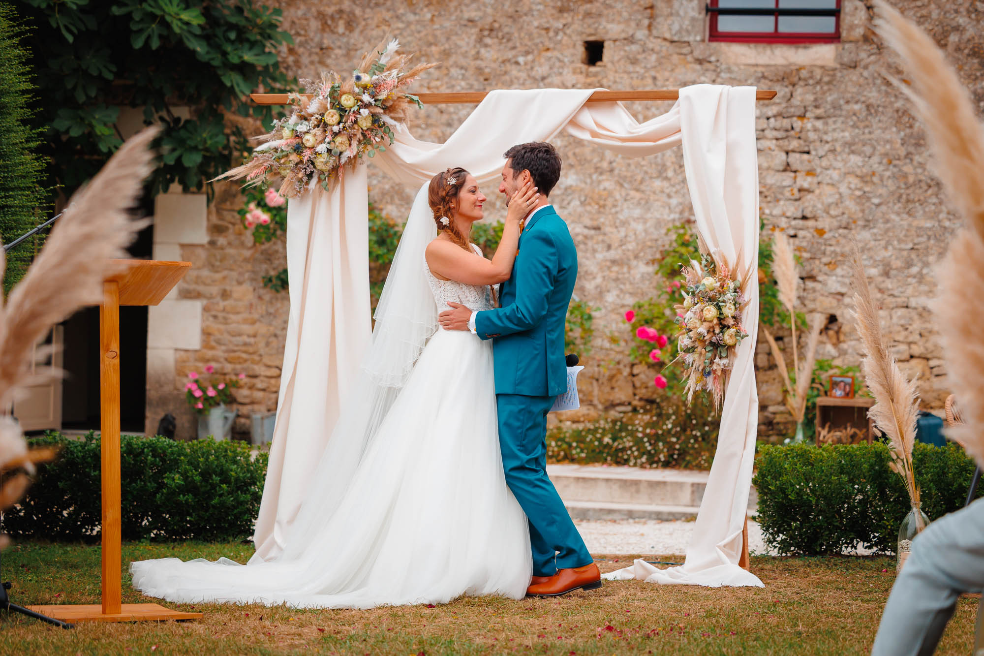 Les mariés lors de la cérémonie laïque au château de la Cressonnière lors d'un mariage en Vendée - Photographe